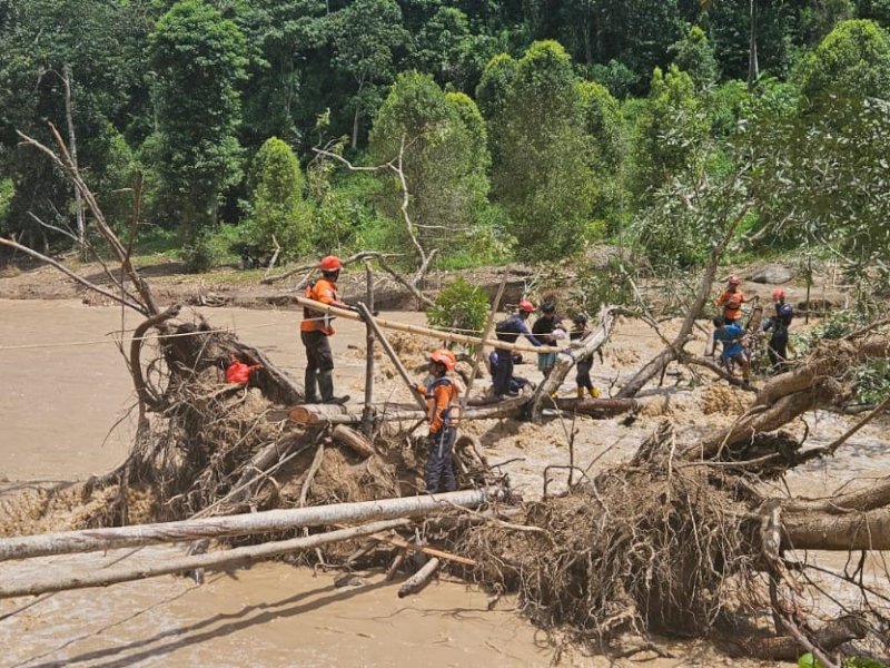 Sebanyak 52 warga Desa Kadundung dievakusi tim sar gabungan. Desa Kandundung yang terdekat dari Sungai Latimojong. @Jejakfakta/Basarnas