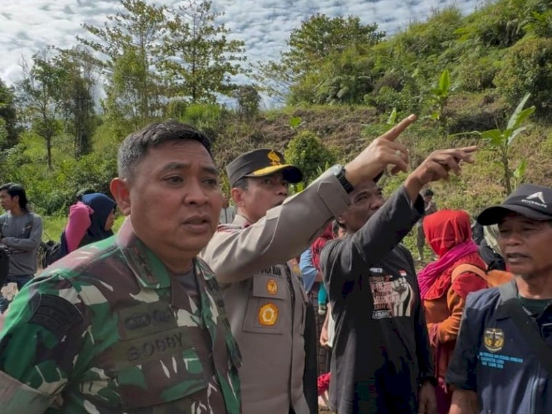 Kapolda Irjen Pol Andi Rian R Djajadi dan Pangdam XIV Hasanuddin Mayjen Bobby Rinal Makmun terjung langsung menemui warga yang terdampak banjir dan tanah longsor di Kecamatan Latimojong, Kabupaten Luwu, Selasa (7/5/2024). @Jejakfakta/dok. Humas Pemprov Sulsel 