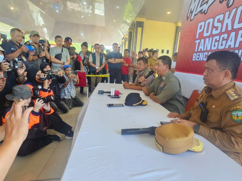 Kepala Badan Nasional Penanggulangan Bencana (BNPB), Letjen TNI Suharyanto, saat berkunjung ke Kabupaten Luwu, dan melakukan Konferensi Pers, di Posko Induk Penanganan Bencana, di Lapangan Andi Djemma, Selasa (7/5/2024). @Jejakfakta/dok. Pemprov Sulsel