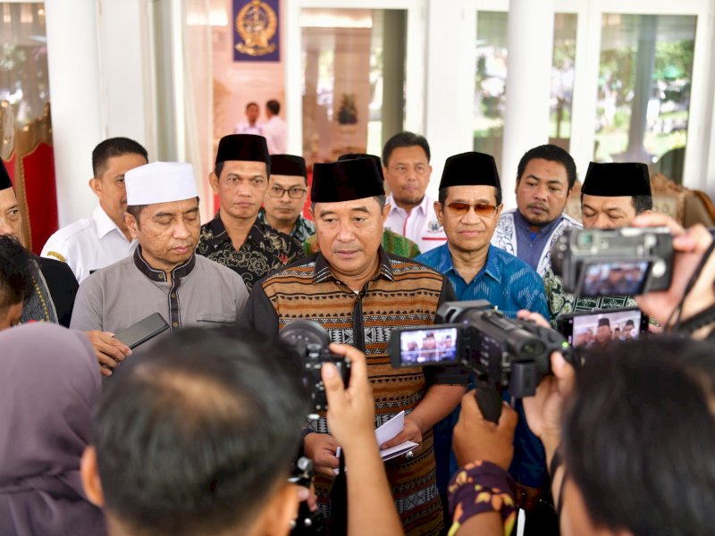 Penjabat Gubernur Sulsel Bahtiar Baharuddin memberikan keterangan pers usai berdiskusi dengan Pengurus Wilayah NU Provinsi Sulsel, Rabu (8/5/2024). @Jejakfakta/dok. Humas Pemprov Sulsel