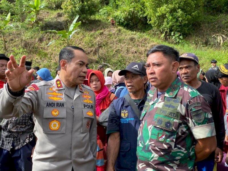  Kapolda Sulawesi Selatan, Irjen Andi Rian R Djajadi dan Pangdam Hasanuddin, Mayjen TNI Bobby Rinal Makmun meninjau langsung warga terdampak bencana tanah longsor di Kecamatan Latimojong, Kabupaten Luwu, Sulawesi Selatan, Selasa (7/5/2024). @Jejakfakta/dok. Humas Polda Sulsel