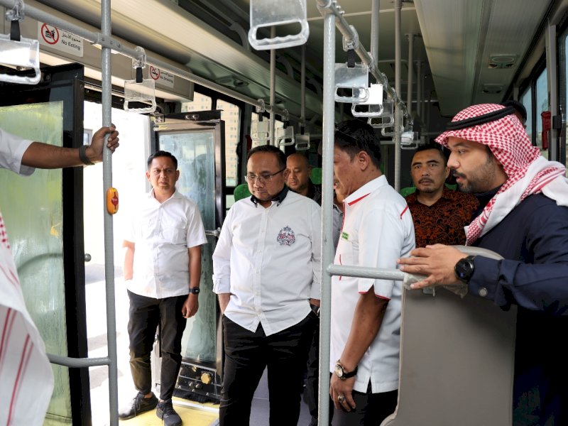 Menag Yaqut Cholil Qoumas melakukan kunjungan dan meninjau kesiapan bus jemaah haji di Makkah, Selasa (7/5/2024). @Jejakfakta/dok. Kemenag