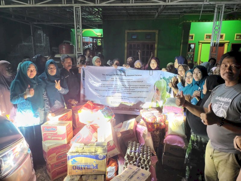 Tim Penggerak PKK Provinsi Sulawesi Selatan telah tersalurkan kepada warga terdampak banjir dan tanah longsor di Kabupaten Luwu, Wajo, Enrekang, dan Pinrang, Rabu (8/5/2024). @Jejakfakta/dok. Humas Pemprov Sulsel