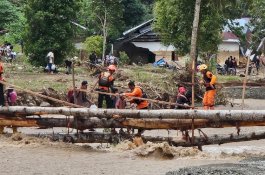 Hari Ke-6 Pasca Banjir di Luwu, Tim Sar Fokus Evakuasi Warga Terisolir