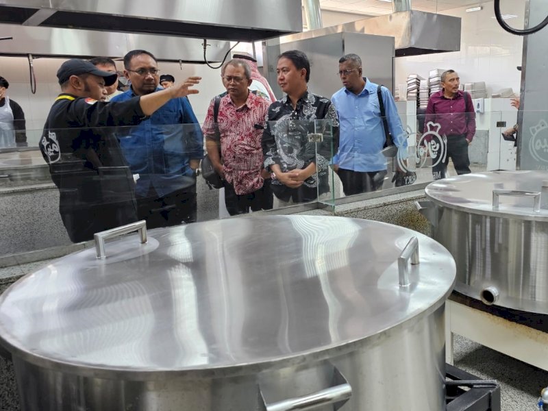 Menteri Agama Yaqut Cholil Qoumas mengecek kesiapan layanan dapur katering di Madinah, Kamis (9/5/2024). @Jejakfakta/Humas Menag