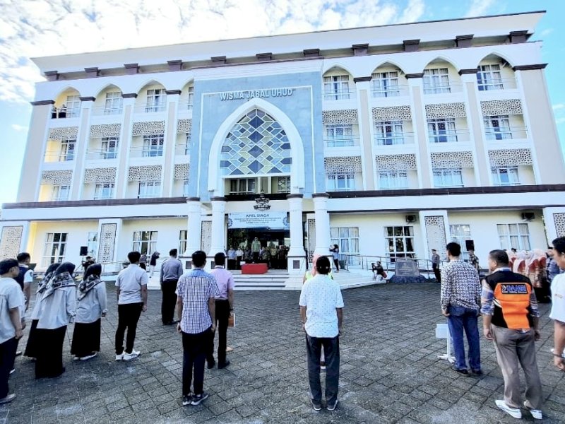 , Petugas Penyelenggara Ibadah Haji (PPIH) embarkasi UPG Makassar menggelar apel siaga di halaman wisma Jabal Uhud Asrama Haji Sudiang Makassar, Jumat (10/5/2024). @Jejakfata/dok. Kemenag Sulsel
