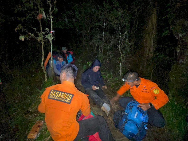  Tim sar berhasil mengevakuasi medis satu pendaki yang mengalami masalah kesehatan di Gunung Lompobattang, Kabupaten Bantaeng, Sulawesi Selatan pada Kamis (09/11/2020) dini hari. @Jejakfakta/dok. Basarnas