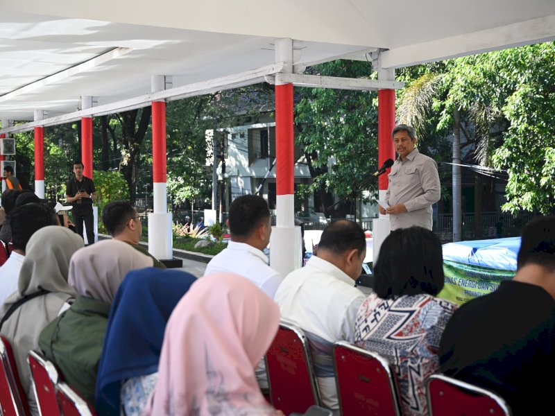 Penjabat Sekertaris Daerah Andi Muhammad Arsjad, sebelum melepasa bantuan bencana alam di Lapangan Upacara Kantor Gubernur Sulsel, Jumat (10/5/2024). @Jejakfakta/dok. Humas Pemprov Sulsel
