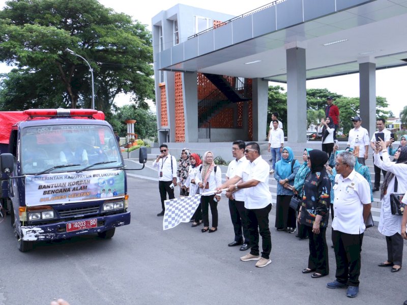 Bupati Bulukumba, Andi Muchtar Ali Yusuf meleps secara resmi bantuan bencana alam untuk Wajo dan Luwu di Lapangan Pemuda Bulukumba, Rabu (8/5/2024). @Jejakfakta/dok. Humas Pemkab Bulukumba