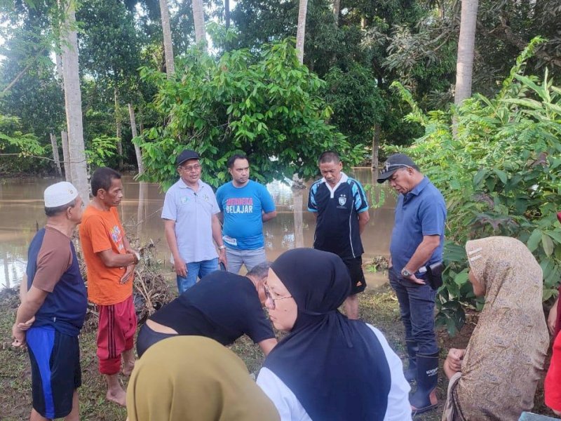 Bupati Bulukumba Andi Muchtar Ali Yusuf meninjau lokasi banjir di tiga kecamatan. @Jejakfakta/dok. Humas Pemkab Bulukumba