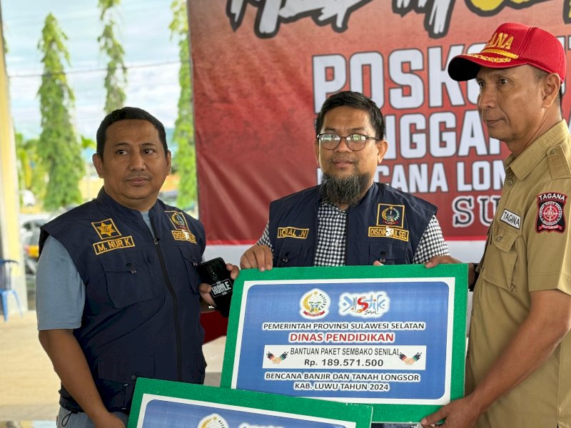  Kepala Dinas Pendidikan Provinsi Sulsel, Iqbal Najamuddin menyarukan bantuan untuk sembako kepada korban bencana di Kabupaten Luwu. @Jejakfakta/dok. Humas Pemprov Sulsel 