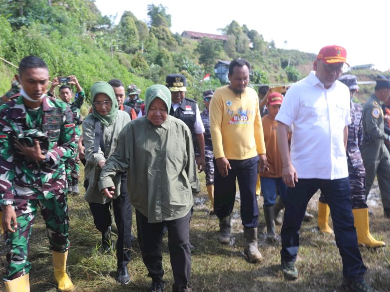 Menteri Sosial Tri Rismaharini memberikan santunan kepada ahli waris korban longsor dan banjir di Kabupaten Luwu, Sulawesi Selatan (Sulsel), Jumat (10/5/2024). @Jejakfakta/dok. Kemensos