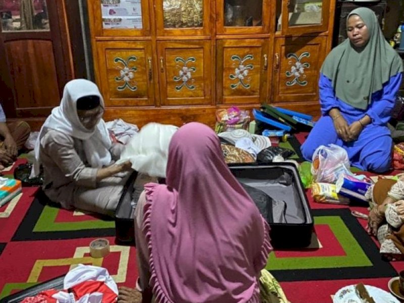 Pengisian koper oleh pemuka Agama di Pattabakkang, Desa Datara, Kecamatan Tompobulu, Kabupaten Gowa. @Jejakfakta/dok. Kemenag Sulsel