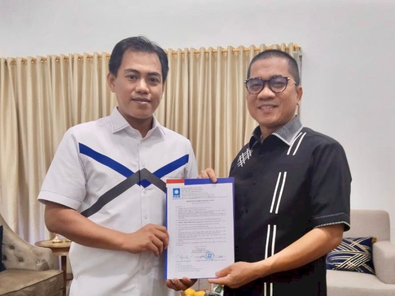 Wakil Ketua Umum DPP PAN Yandri Susanto menyerahkan surat rekomendasi kepada Mitra Fakhruddin MB untuk bertarung di Pilkada Enrekang, di Jakarta, Sabtu (11/5/2024).  @Jejakfakta/dok. Pribadi