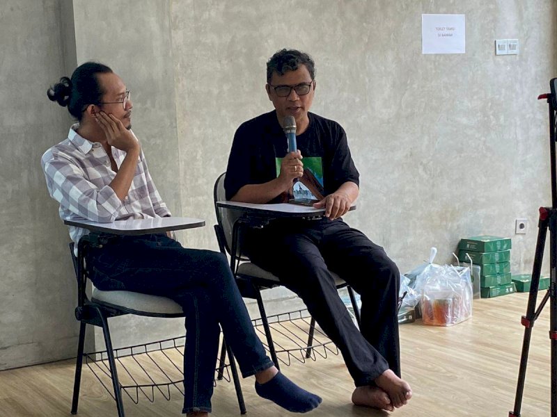 Yovantra Arief, Direktur Eksekutif Remotivi, dan Bayu Wardhana dalam konferensi pers di Rumah Jurnalisme - Aliansi Jurnalis Independen (AJI) Indonesia, Rabu (24/4/2024). @Jejakfakta/dok. AJI