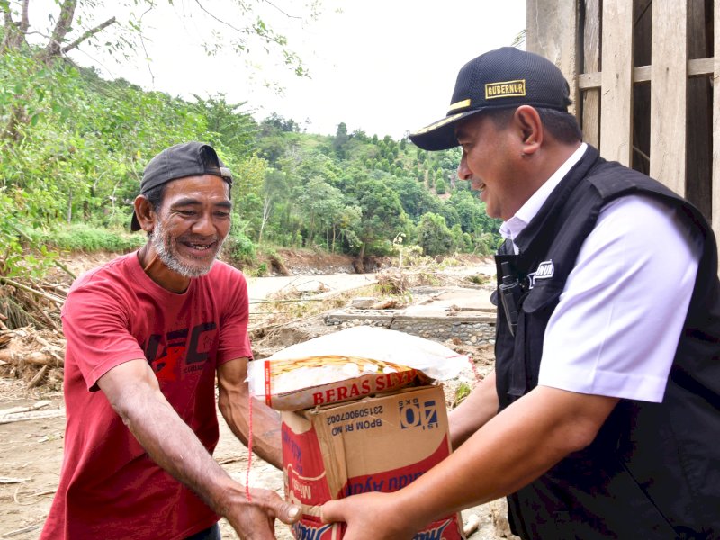 Pj Gubenur Sulsel memberikan bantuan beras kepada korban terdampak banjir dan longsor di Kabupaten Luwu. @Jejakfakta/dok. Humas Pemprov Sulsel