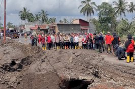 PMI Kerahkan 10 Mobil Tangki untuk Distribusi Air Bersih kepada Korban Banjir Bandang di Sumbar