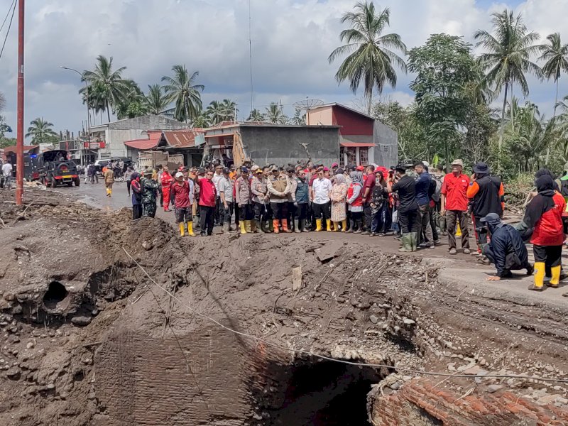 Ketua Umum Palang Merah Indonesia (PMI), Jusuf Kalla (JK), meninjau langsung lokasi banjir bandang dan tanah longsor di Kabupaten Agam dan Kabupaten Tanah Datar, Sumatera Barat, Selasa (14/5/2024). @Jejakfakta/dok. Humas PMI
