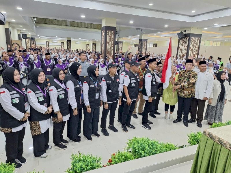 Ketua Komisi VIII DPR RI, Ashabul Kahfi bersama 3 anggota Komisi VIII melepas kemberangkatan kloter 5 jemaah haji asal Kabupaten Gowa, di Asrama Haji Sudiang, Makassar, Rabu (15/5/2024). @Jejakfakta/dok. Humas Kemenag