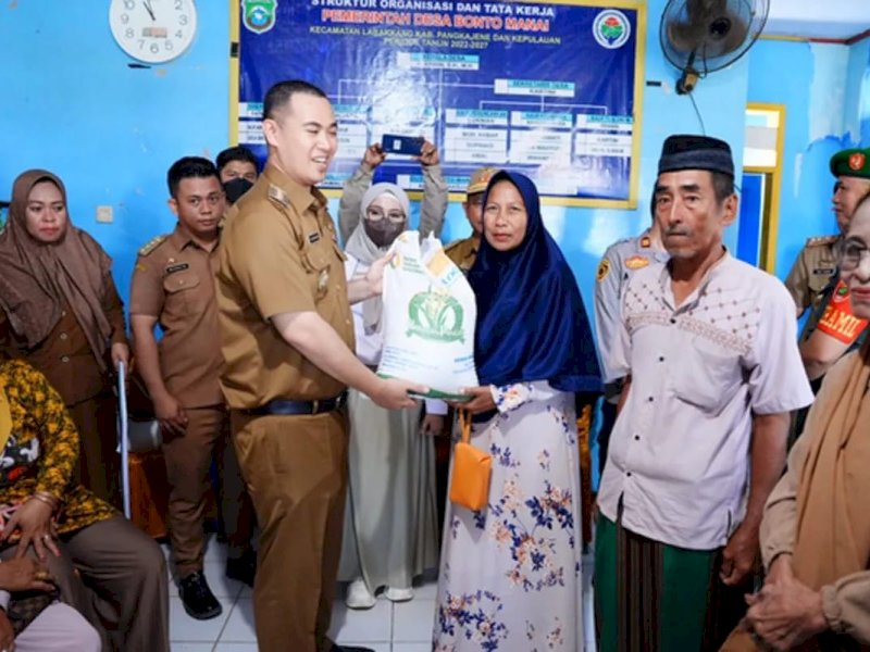 Bupati Pangkep, Muhammad Yusran Lalogau (MYL) meluncurkan penyaluran bantuan beras cadangan pemerintah, di kantor Desa Bonto Manai, kecamatan Labakkang, Selasa (14/5/2024). @Jejakfakta/dok. Humas Pemkab Pangkep