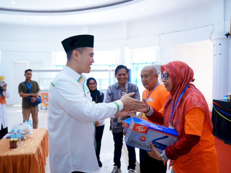 Bupati Pangkep, Muhammad Yusran Lalogau (MYL) memberikan bantuan kepada pelaku UMKM disela pelatihan kewirausahaan mandiri untuk pelaku Usaha Mikro Kecil Menengah (UMKM) Pangkep di Rujab Bupati Pangkep, Rabu (15/5/2024). @Jejakfakta/dok. Humas Pemkab Pangkep
