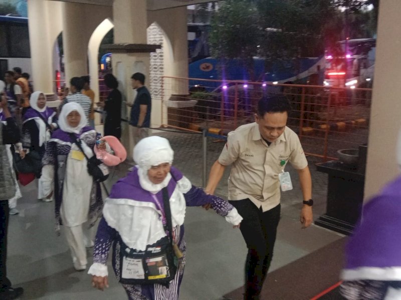 Jemaah Haji kloter 5 embarkasi Makassar kembali ke asrama Haji Sudiang, Rabu (15/5/2024). Pesawat yang ditumpangi kembali setelah mengalami masalah. @Jejakfakta/Samsir