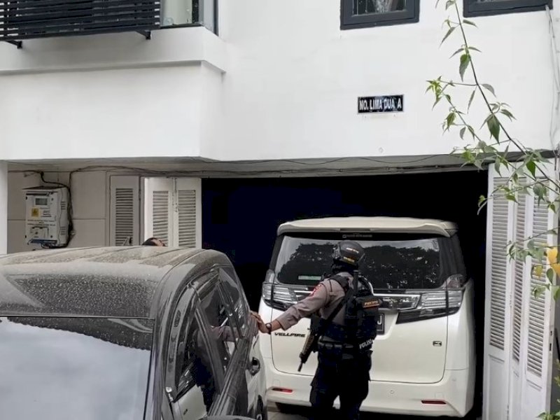 Sejumlah polisi berjaga saat Tim penyidik KPK menggeledah rumah adik mantan Mentan Syahrul Yasin Limpo (SYL) di jalan Letjen Hertasing, Kota Makassar, Sulawesi Selatan (Sulsel), Kamis (16/5/2024). @Jejakfakta/Atri