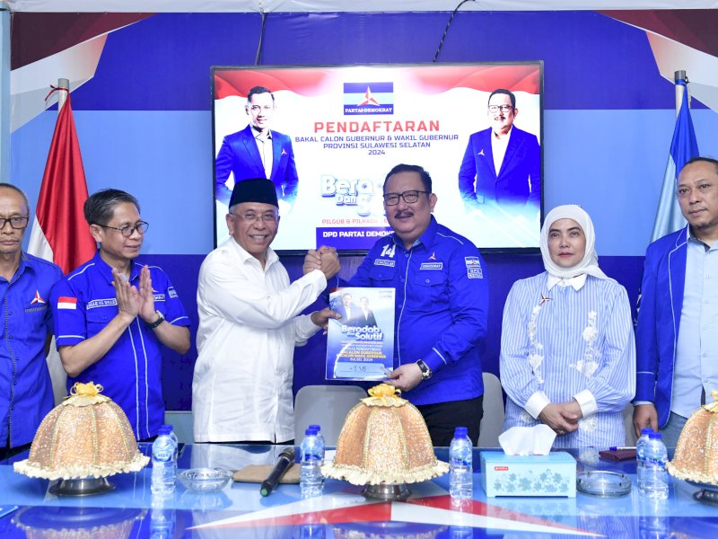Ilham Arief Sirajuddin (IAS) resmi mengembalikan formulir penjaringan bakal calon Gubernur Sulawesi Selatan (Sulsel) di Kantor DPD Demokrat Sulsel, Jalan Mirah Seruni, Jumat (17/5/2024). @Jejakfakta/Reza Arifuddin