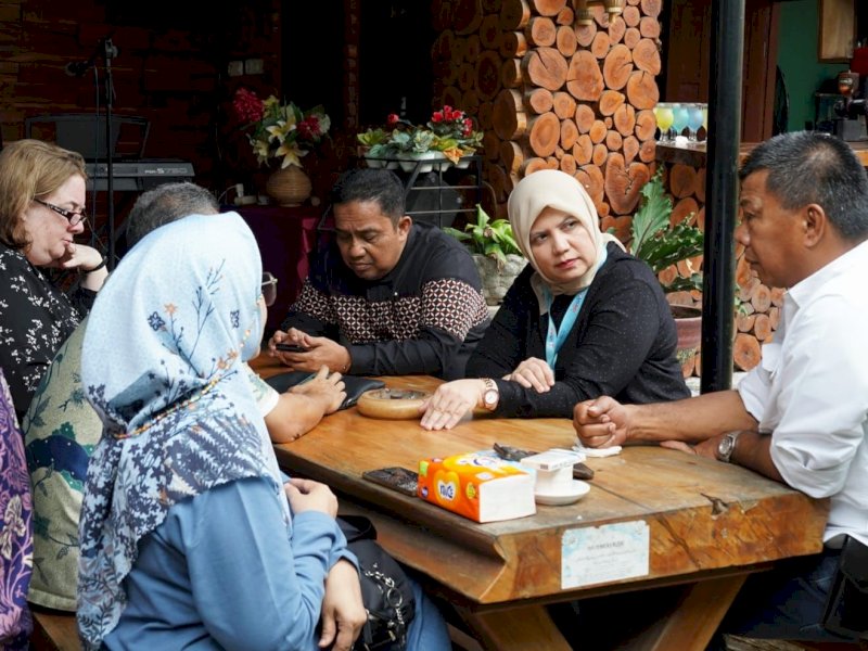 Bupati Bulukumba Andi Muchtar Ali Yusuf saat menerima kunjungan dihadiri langsung oleh Chief of Party USAID Momentum Maryjane Lacoste. @Jejakfakta/dok. Humas Pemkab Bulukumba