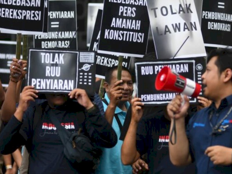 Tolak RUU Penyiaran yang salah satu pasalnya dianggap mengancam kebebasan pers, ratusan jurnalis Malang Raya gelar aksi damai di Gedung DPRD Kota Malang, Jumat (17/05/2024). @Jejakfakta/Foto: MalangPost.id