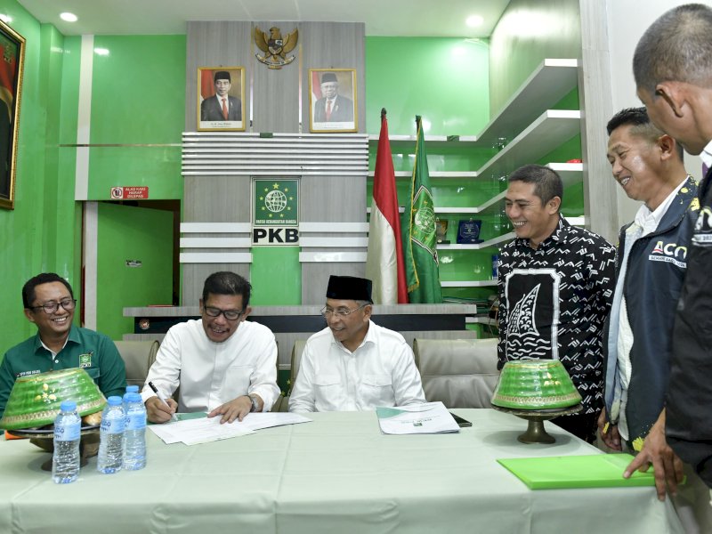 Bakal calon gubernur Sulsel, Ilham Arief Sirajuddin (IAS) melakukan pengembalian formulir oleh cagub  di Kantor DPW PKB Sulsel, Jalan Toddopuli Raya Utara, Jumat (17/5/2024). @Jejakfakta/Reza Arifuddin