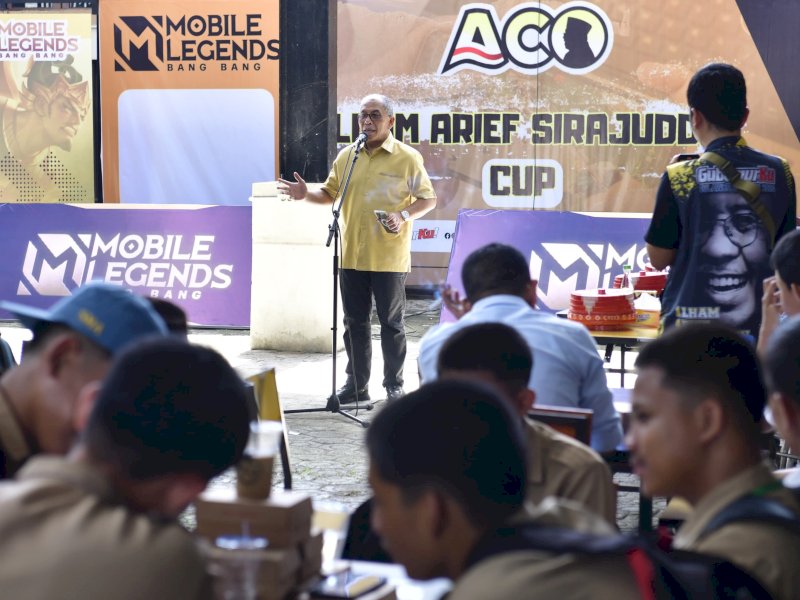 IAS saat membuka Mobile Legend Competition Ilham Arief Sirajuddin Cup 2024 di Sao Raja Cafe, Jalan Bajoe, Watampone, Sabtu (18/5/2024). @Jejakfakta/Reza Arifuddin