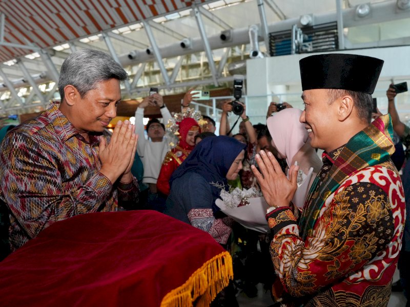 Penjabat (Pj) Gubernur Sulawesi Selatan (Sulsel) Zudan Arif Fakrulloh disambut di  di Bandara Internasional Sultan Hasanuddin, Minggu (19/5/2024). @Jejakfakta/dok. Humas Pemprov Sulsel