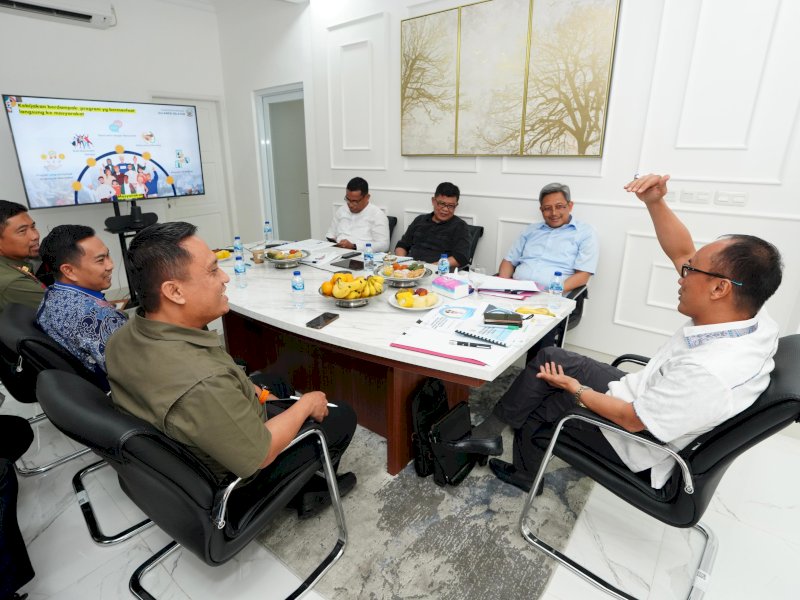 Penjabat Gubernur Sulawesi Selatan (Sulsel), Zudan Arif Fakrulloh langsung menggelar rapat terbatas bersama Kepala Organisasi Perangkat Daerah (OPD) lingkup Pemprov Sulsel, di Mess Pemda Sulsel di Jalan Yusuf Adiwinata, Jakarta, Sabtu (18/5/2024). @Jejakfakta/dok. Humas Pemprov Sulsel