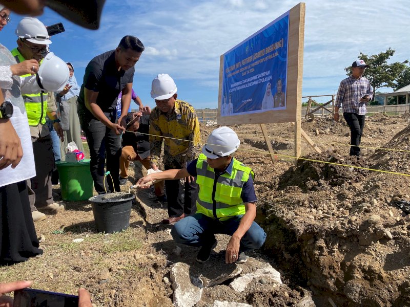 Peletakan batu pertama oleh Wakil Bupati Pangkep, Syahban Sammana, Minggu (19/5/2024). @Jejakfakta/dok. Humas Pemkab Pangkep