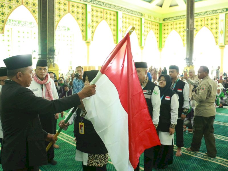 Bupati Bulukumba Andi Muchtar Ali Yusuf bersama Wakil Bupati Andi Edy Manaf melepas secara resmi rombongan Jamaah Calon Haji (JCH) Bulukumba  di Masjid Islamic Center Dato Tiro, Senin (20/5/2024). @Jejakfakta/dok. Humas Pemkab Bulukumba