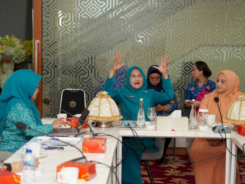 Pj Ketua Tim Penggerak PKK Provinsi Sulawesi Selatan, Ninuk Triyanti Zudan, melakukan silaturahmi dengan para pengurus TP PKK, Dharma Wanita Persatuan (DWP), Dekranasda, dan Pokja Bunda PAUD di Toraja Room Kantor Gubernur Sulsel, Senin(20/5/2024). @Jejakfakta/dok. Humas Pemprov Sulsel