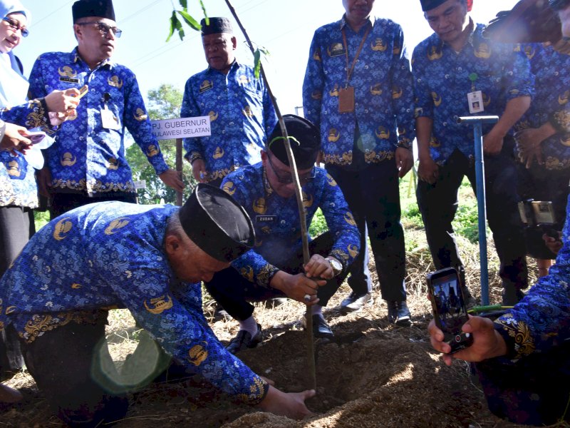  Zudan Arif Fakrulloh melaunching Gerakan Sulsel Menanam usai upacara Harkitnas 2024 di halaman kantor Gubernur Sulsel, Senin (20/5/2024). @Jejakfakta/dok. Humas Pemprov Sulsel