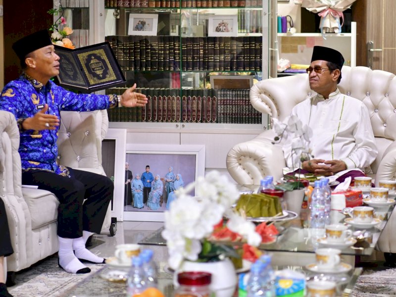 Pj Gubernur Sulawesi Selatan, Zudan Arif Fakrulloh, silaturahmi ke pengurus PWNU Sulawesi Selatan di kediaman Ketua PWNU Sulsel, AG Prof KH Hamzah Harun, di Makassar, Senin (20/5/2024). @Jejakfakta/dok. Humas Pemprov Sulsel