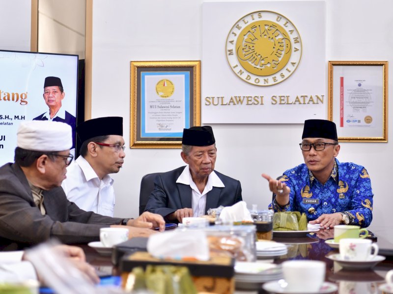  Penjabat Gubernur Sulsel, Zudan Arif Fakrullah bersilaturahmi dengan pengurus Majelis Ulama Indonesia (MUI) Sulsel di Sekretariat MUI di Masjid Raya, Jalan Masjid Raya, Kota Makassar, Senin (20/5/2024). @Jejakfakta/dok. Humas Pemprov Sulsel