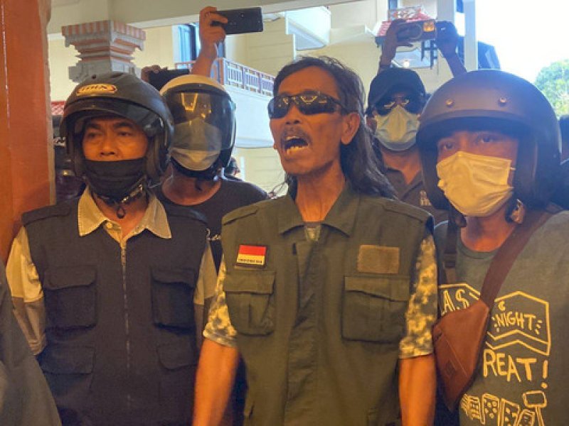 Aksi ormas saat menghentikan jumpa pers Forum Air untuk Rakyat. @Jejakfakta/Istimewa