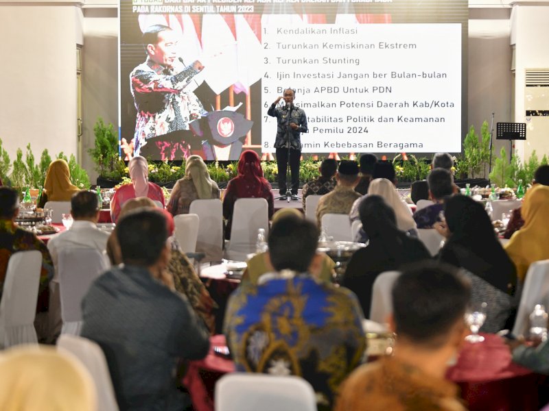 Penjabat Gubernur Sulsel, Zudan Arif Fakrullah didampingi Penjabat Ketua TP PKK Sulsel, Ninuk Triyanti saat silaturahmi di Pelataran Inninawa, Rumah Jabatan Gubernur Sulsel, Senin (20/5/2024). @Jejakfakta/dok. Humas Pemprov Sulsel