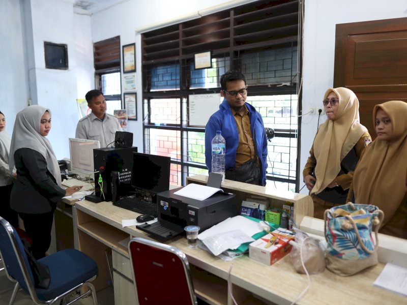 Dinas Komunikasi dan Informatika (Kominfo) Makassar melakukan pendataan dan monitoring langsung ketersediaan jaringan di Pulau Barrang Lompo dan Pulau Barrang Caddi pada Selasa (21/5/2024). @Jejakfakta/dok. Kominfo Makassar