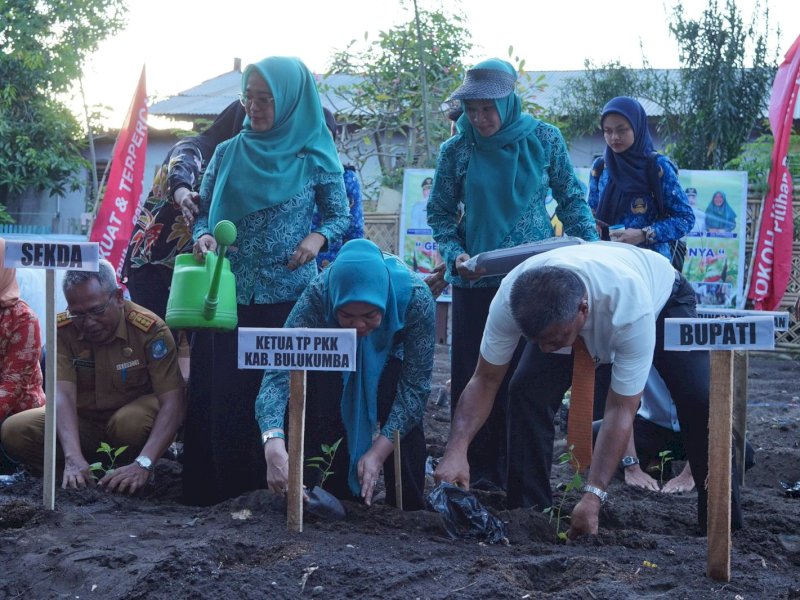 Tim Penggerak PKK Kabupaten Bulukumba melakukan pencanangan Gerakan Menanam Lombok Nikmati Hasilnya (GEMOIH) secara serentak di seluruh desa kelurahan se Kabupaten Bulukumba, Senin (20/5/2024). @Jejakfakta/dok. Humas Pemkab Bulukumba