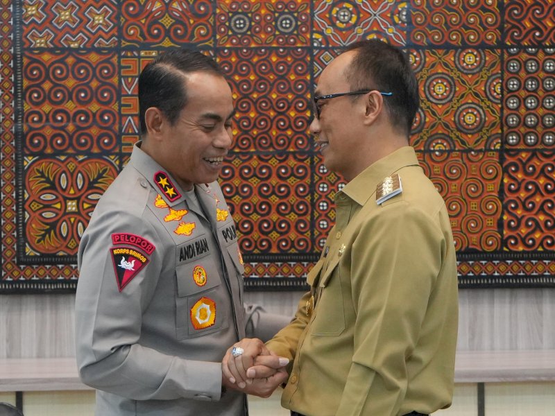  Penjabat Gubernur Sulawesi Selatan, Zudan Arif Fakrulloh, mengawali tugasnya dengan kunjungan kehormatan ke Kepala Kepolisian Daerah (Kapolda) Sulsel, Irjen Pol Andi Rian Ryacudu Djajadi, di Markas Polda Sulsel, Selasa (21/5/2024). @Jejakfakta/dok. Humas Pemprov Sulsel