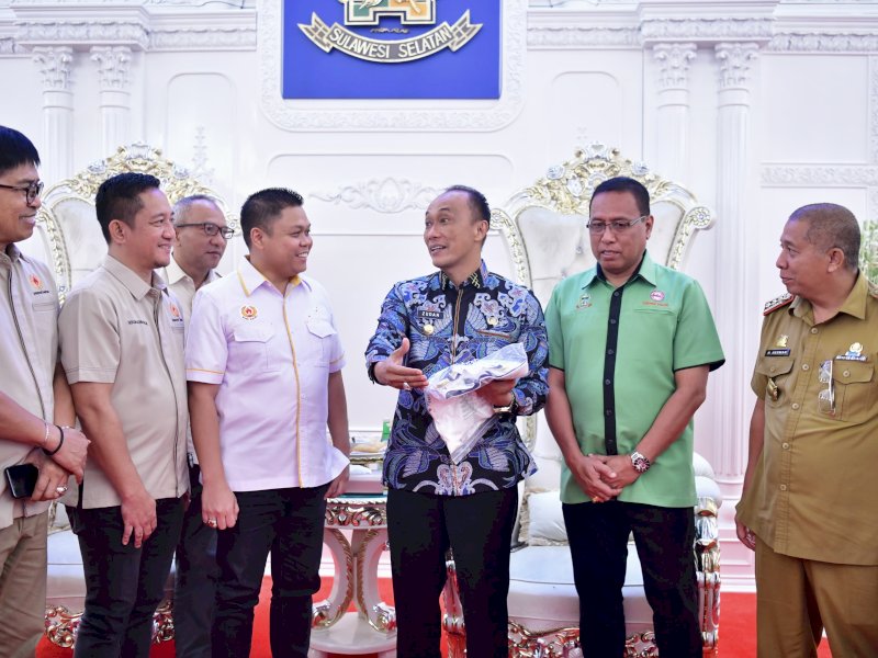 Penjabat Gubernur Sulsel, Zudan Arif Fakrulloh menerima audiensi pengurus KONI Sulsel di Rumah Jabatan Gubernur di Jalan Sungai Tangka, Selasa malam, (21/5/2024). @Jejakfakta/dok. Humas Pemprov Sulsel
