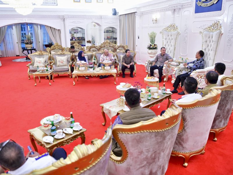 Kalla Group melakukan silaturahmi ke Penjabat Gubernur Sulsel, Zudan Arif Fakrulloh, di Rumah Jabatan Gubernur, Jalan Sungai Tangka, Selasa (21/5/2024). @Jejakfakta/dok. Humas Pemprov Sulsel