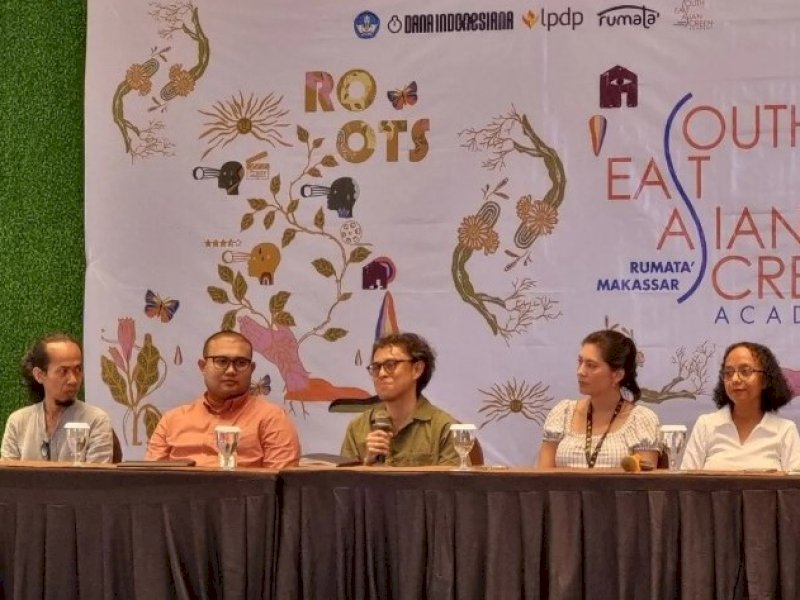 Ketua Tim Manajemen Talenta Nasional (MTN) Bidang Seni Budaya Direktorat Jenderal Kebudayaan Bobby Fernandes (kedua kiri) dan Direktur SEAScreen Riri Riza (ketiga kanan) dalam konferensi pers di Makassar, Sulawesi Selatan, Rabu (22/5/2024). (ANTARA/Anita Permata Dewi) 