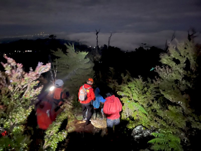 Tim Sar Gabungan melakukan penyelamatan kepada seorang pendaki yang mengalami cederadi Gunung Bawakaraeng, Kecamatan Tinggi Moncong, Kabupaten Gowa, Kamis (23/5/2024) malam.  @Jejakfakta/dok. Basarnas Makassar