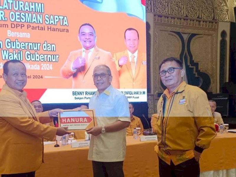 Ketua Umum Hanura Oesman Sapta Odang (kiri) menyerahkan surat rekomendasi ke Ilham Arief Sirajuddin (IAS) untuk Pilgub Sulsel. @Jejakfakta/dok. Hanura Sulsel